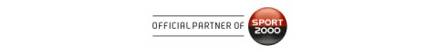 Logo avec le texte « Partenaire officiel de Sport 2000 ». Il se compose de deux lignes horizontales et d'un cercle divisé en une moitié rouge et une moitié noire, avec « Sport » en blanc sur la moitié rouge et « 2000 » en blanc sur la moitié noire.