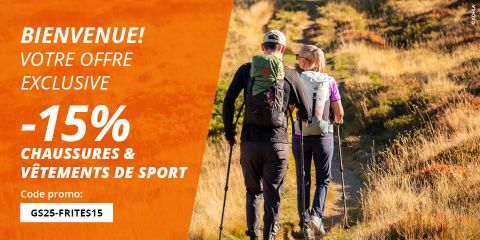 Un couple fait de la randonnée avec des sacs à dos et des bâtons de marche sur un chemin ensoleillé. Une bannière orange offre 15 % de réduction sur les chaussures et les vêtements de sport avec le code promotionnel GS25-FRITES15. Le texte est en français et souhaite la bienvenue aux clients pour une offre exclusive.