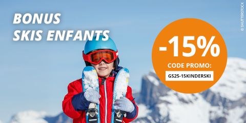 Un enfant souriant en tenue de ski tient des skis devant une montagne enneigée. Le texte est "BONUS SKIS ENFANTS" et un grand cercle orange indique "-15% CODE PROMO : GS25-15KINDERSKI".