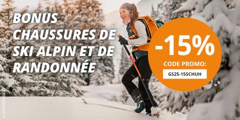 Une personne faisant du ski dans une forêt enneigée avec un texte offrant une réduction de 15 % sur les chaussures de ski alpin et de randonnée et le code promotionnel "GS25-15SCHUH".