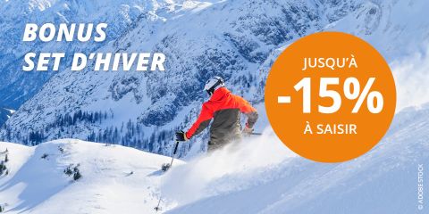 Une personne descend une montagne à ski.