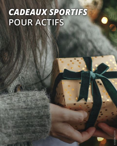 Une personne dans un pull confortable tient un cadeau emballé dans du papier étoilé avec un ruban vert foncé. Le texte se lit : "Cadeaux sportifs pour actifs."