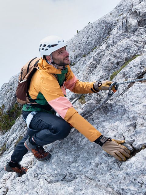 Un homme en équipement d