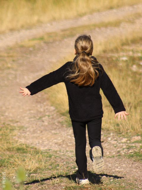 Une fille aux cheveux longs vêtue d