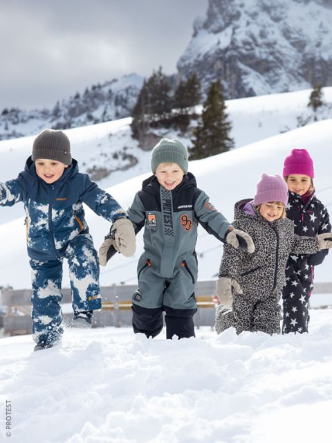 Quatre enfants en vêtements d